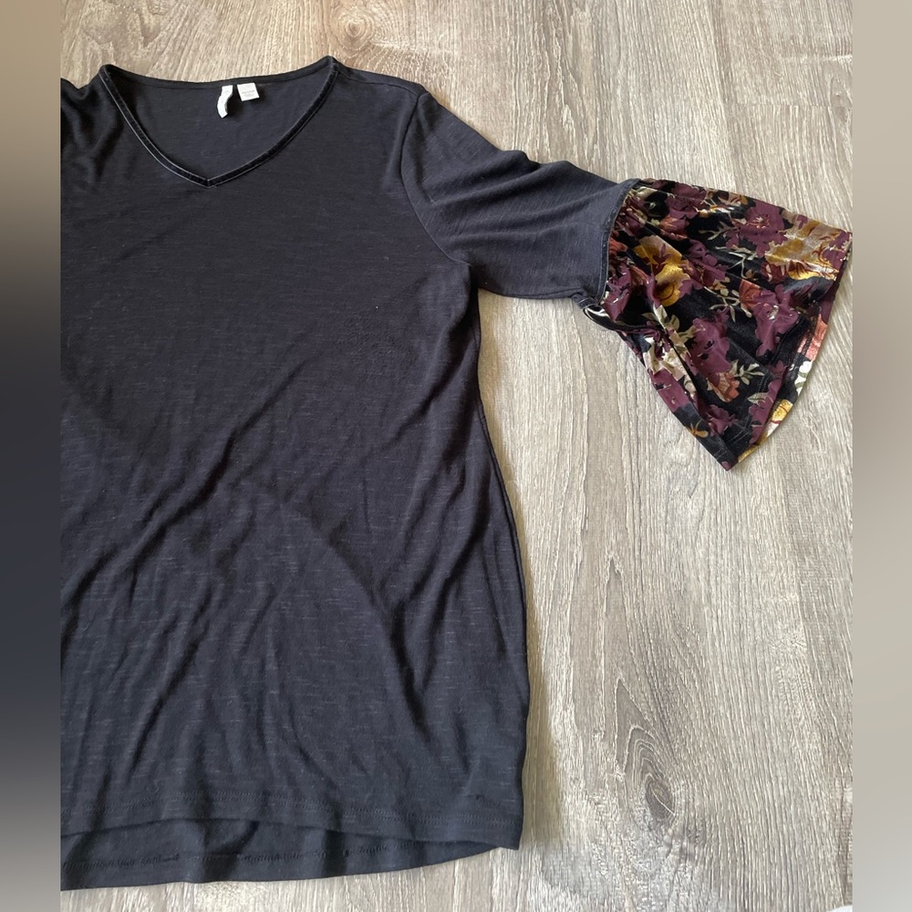 C Est 1946 14/16W Dark Floral Velvet Bell Sleeve Womens Shirt